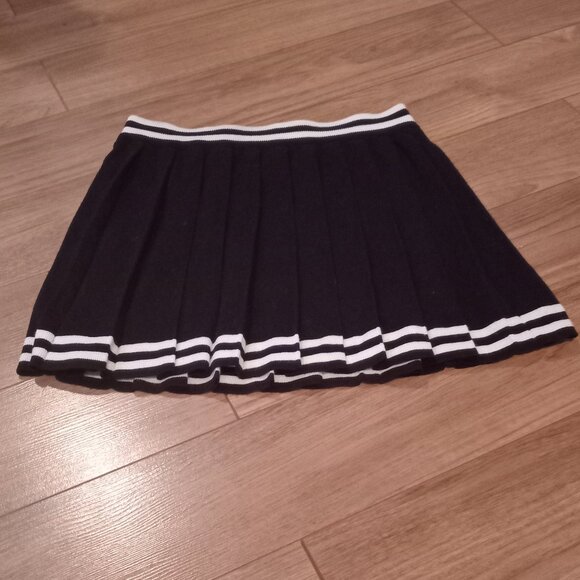H&M Black Pleated Skirt (Size Large) - Picture 1 of 1